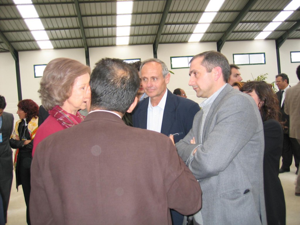 Su Majestad la Reina conversa con el Coordinador Exterior de la Red  en presencia del Director General  de la Agencia Andaluza de Cooperación Internacional, Joaquín Rivas Rubiales.