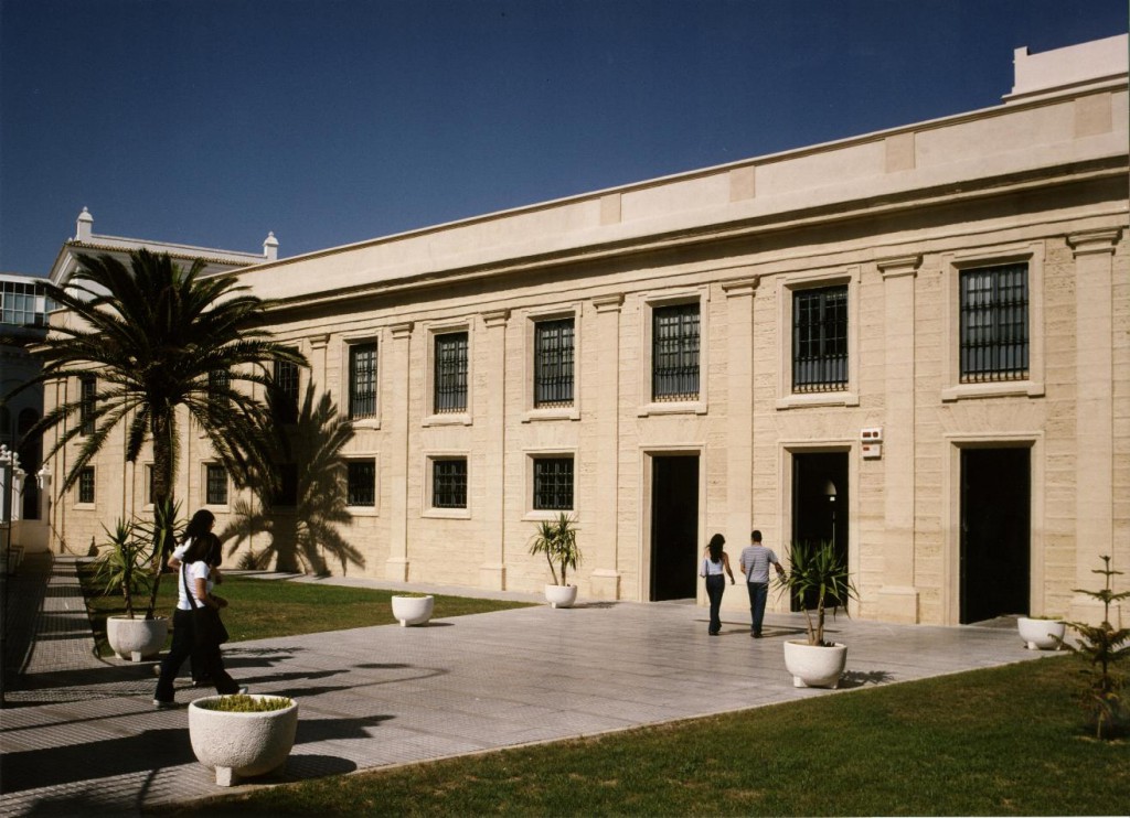 Fachada principal de la Facultadde Ciencias del Trabajo de laUniversidad de Cádiz