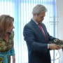 Vallejo y la Delegada de Innovación en Cádiz manipulan uno de los robots fabricados por los premiados
