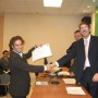 Miguel A. Bullón, entrega el diploma a uno de los alumnos del curso