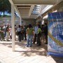 Cartel y asistentes al encuentro "Inmigración y Emprendimiento" en Cartaya (Huelva).
