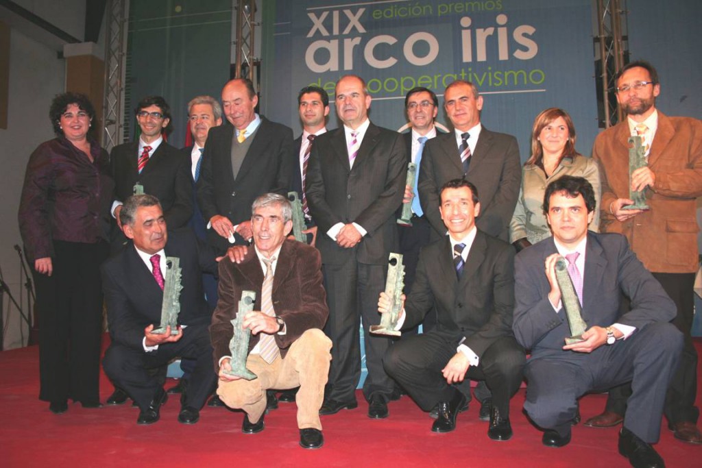 Manuel Chaves y Ana Barbeito junto a todos los galardonados de los XIX Premios Arco Iris