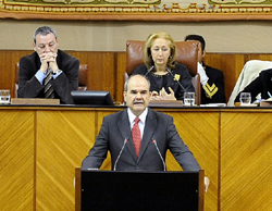 El presidente andaluz, durante el pleno extraordinario en el Parlamento.