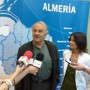 Dominique Lapierre atiende a los medios junto acompañado por la delegada de Cultura en Almería, Yolanda Callejón