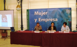 Manuela de Paz, en el centro, durante la presentación del enceuntro