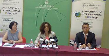 Sonia Rodríguez (al centro) durante la rueda de prensa en el CADE de Almería