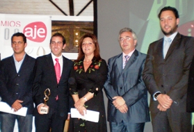 Angelines Ortiz y representantes de AJE junto a los premiados