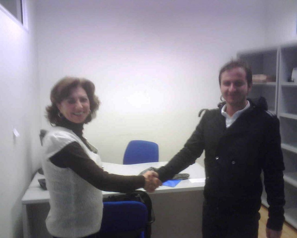 La directora de la Red Territorial de Apoyo a Emprendedores en Sevilla junto al promotor