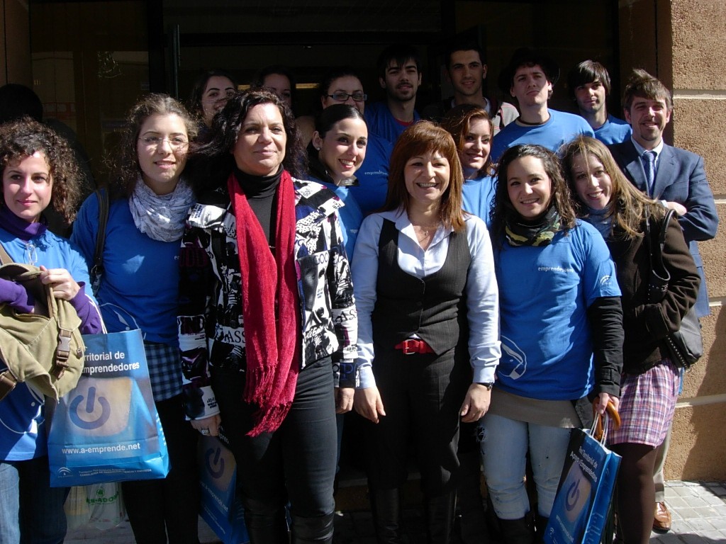 Los alumnos junto a la delegada de Innovación en Cádiz
