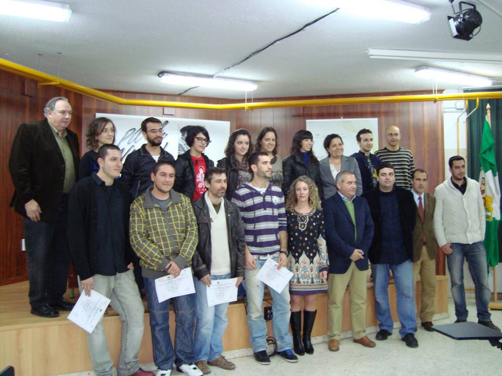 El grupo de los alumnos ganadores acompañados de la delegada de Innovación en Huelva