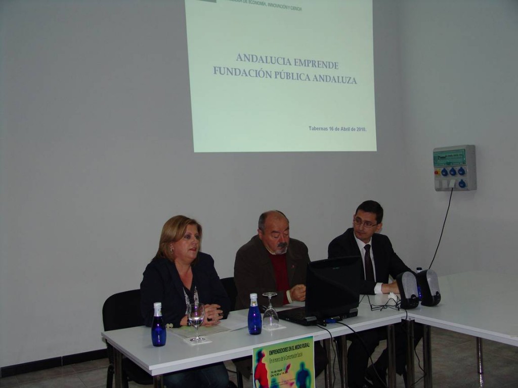De izquierda a derecha, la delegada de Empleo en Almería, Francisca Pérez Laborda; el alcalde de Tabernas, Antonio Úbeda; y el director gerente de Andalucía Emprende, José Luis Sánchez Teruel