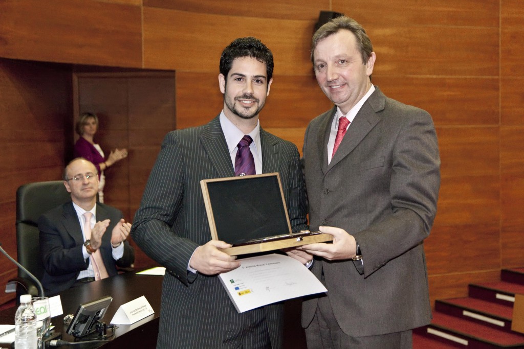 Manuel Recio entrega el premio al promotor de CADUCEUS