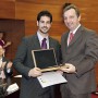 Manuel Recio entrega el premio al promotor de CADUCEUS