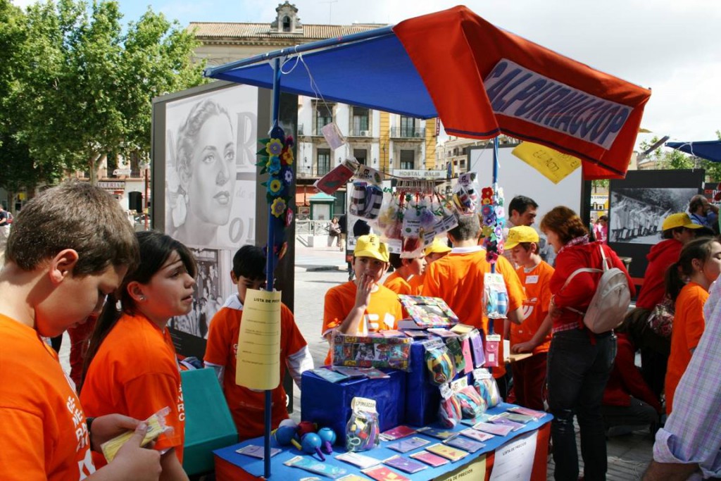 Uno de los puestos montado por los estudiantes en el mercado de Sevilla