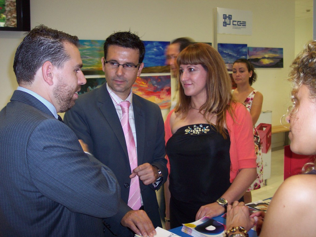 De izqda a dcha, el presidente de AJE Granada, Joaquín Rubio, el delegado de Economía, Francisco Cuenca, y la delegada de Empleo Marina Martín
