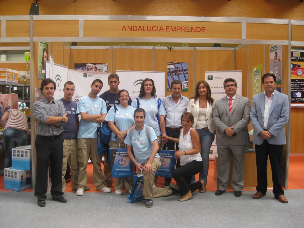 Asistentes a la jornada en el stand de Andalucía Emprende