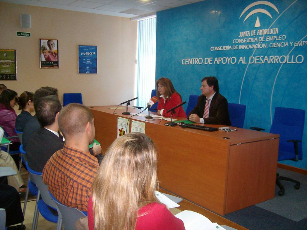 De izquierda a derecha, la delegada provincial de Economía, Innovación y Ciencia y el director provincial de Andalucía Emprende