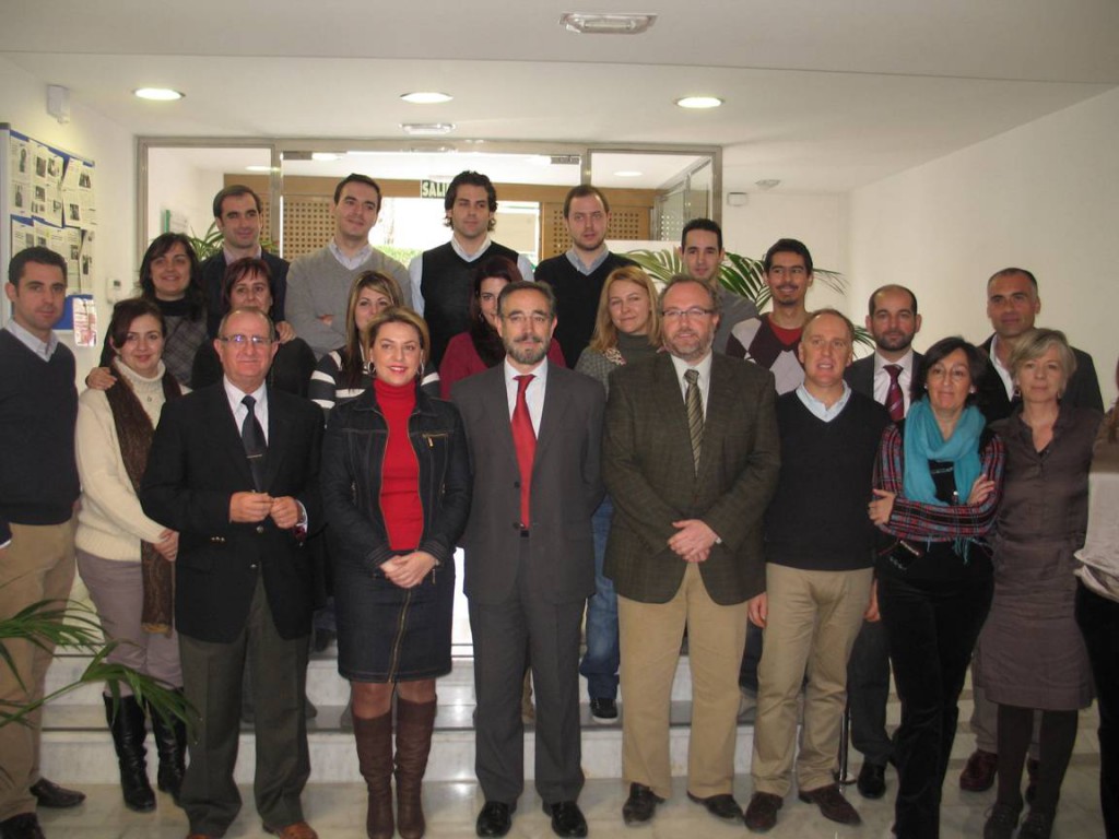 El delegado del Gobierno acompañado por los delegados provinciales de Empleo y de Economía, Innovación y Ciencia durante una visita al CADE de Jaén