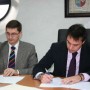 El director gerente de Andalucía Emprende, José Luis Sánchez Teruel, y el alcalde del Viso del Alcor, Manuel García Benítez, suscriben el convenio