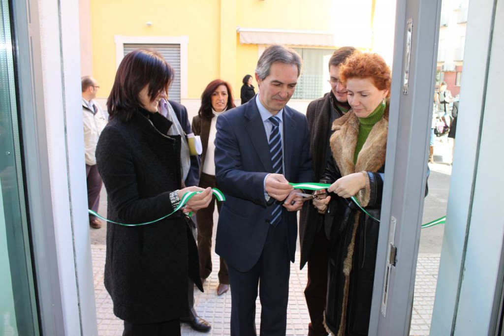 En la foto de la inauguración, el alcalde de Lora y las delegadas provinciales de Empleo (a la izquierda) y Economía (a la derecha) inaugurando el centro