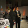 Ana Barbeito entregando el galardón a Alea Technology, como Mejor Experiencia de Cooperativa Juveni