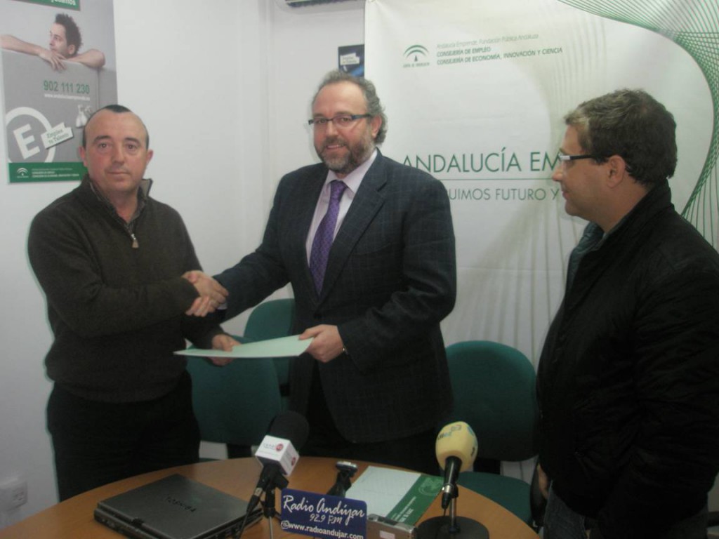 El delegado provincial de Economía, Innovación y Ciencia en Jaén hace entrega del incentivo a la empresa