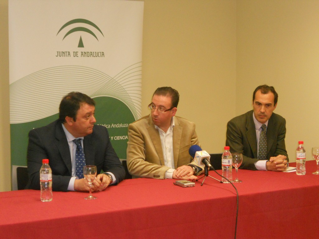 El delegado de Empleo en Huelva, Eduardo Muñoz, acompañado por el alcalde de Aracena, Manuel Guerra, y el director provincial de Andalucía Emprende, Miguel Ángel Mejías