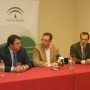 El delegado de Empleo en Huelva, Eduardo Muñoz, acompañado por el alcalde de Aracena, Manuel Guerra, y el director provincial de Andalucía Emprende, Miguel Ángel Mejías