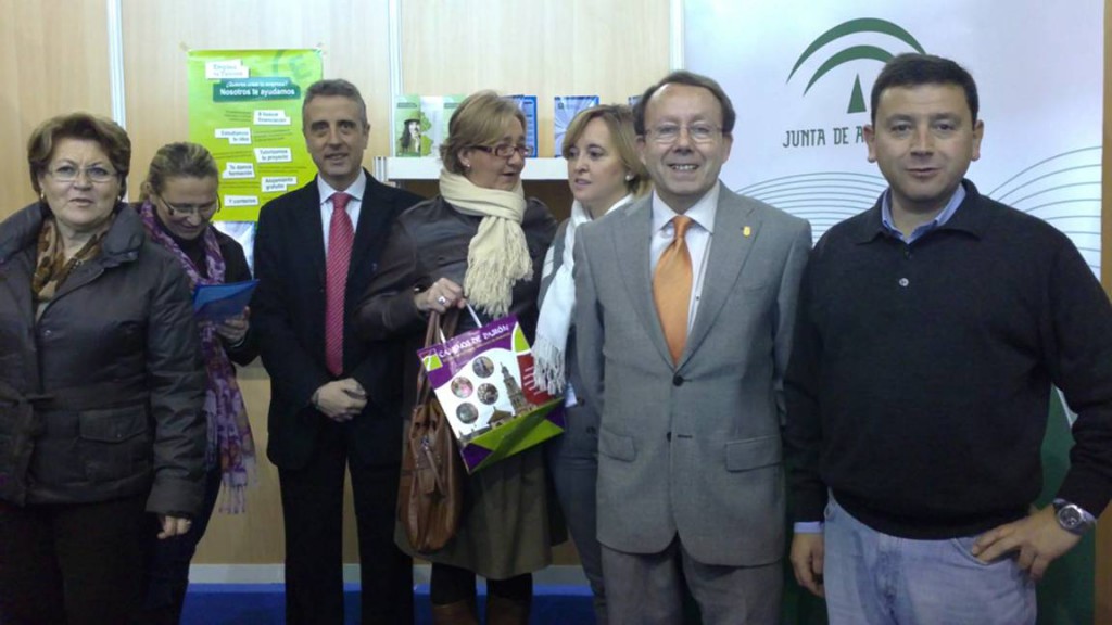El alcalde de Lucena visita el stand de Andalucía Emprende