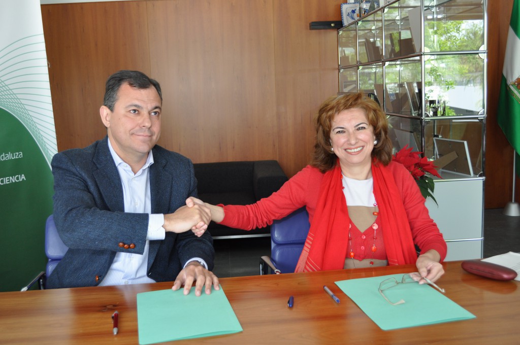 El alcalde de Tomares, José Luis Sanz, y la directora provincial de Andalucía Emprende, Isabel Peña