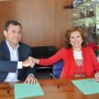El alcalde de Tomares, José Luis Sanz, y la directora provincial de Andalucía Emprende, Isabel Peña