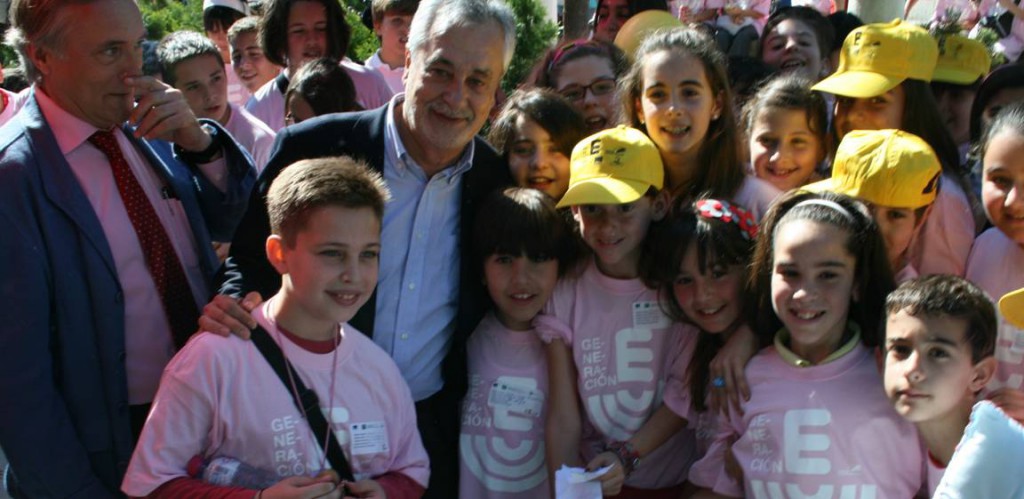El presidente de la Junta de Andalucía, José Antonio Griñán, con los alumnos participantes