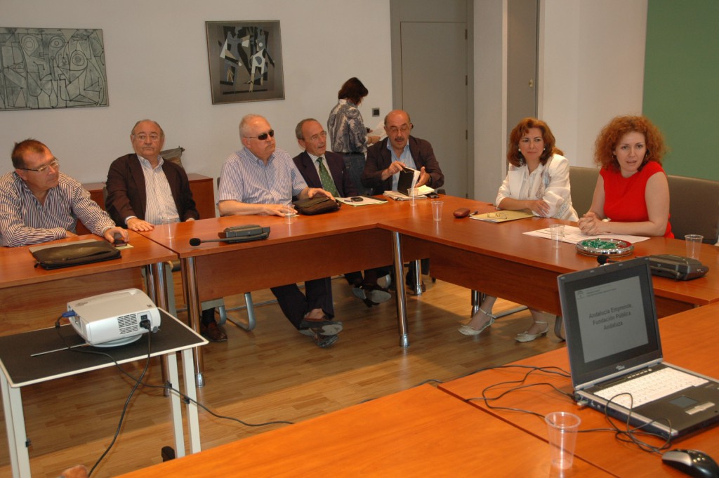 La delegada provincial de Economía, Innovación y Ciencia, María Amador, durante la reunión con los senior