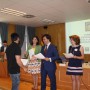De izqda. a dcha., Aurora Cosano, Alejandro Cardenete e Isabel Peña durante la entrega de certificados
