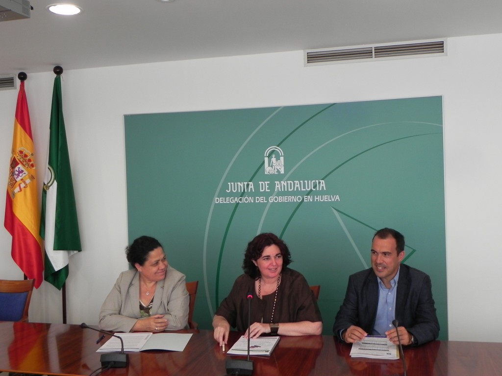 De izq. a dcha., Manuela de Paz, Ana Barbeito y Miguel Ángel Mejías en la presentación del balance