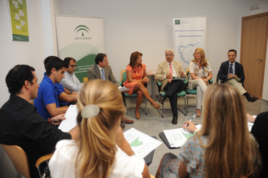 El delegado del Gobierno en Cádiz y la delegada de Economía durante el encuentro con emprendedores