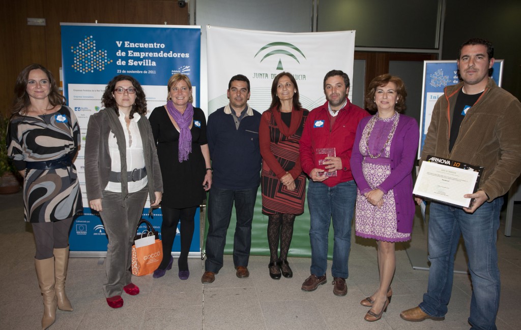 La delegada de Empleo (centro) junto a los emprendedores galardonados