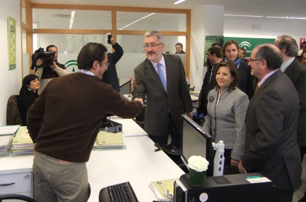 El consejero Ávila saluda a un emprendedor en el CADE