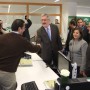 El consejero Ávila saluda a un emprendedor en el CADE