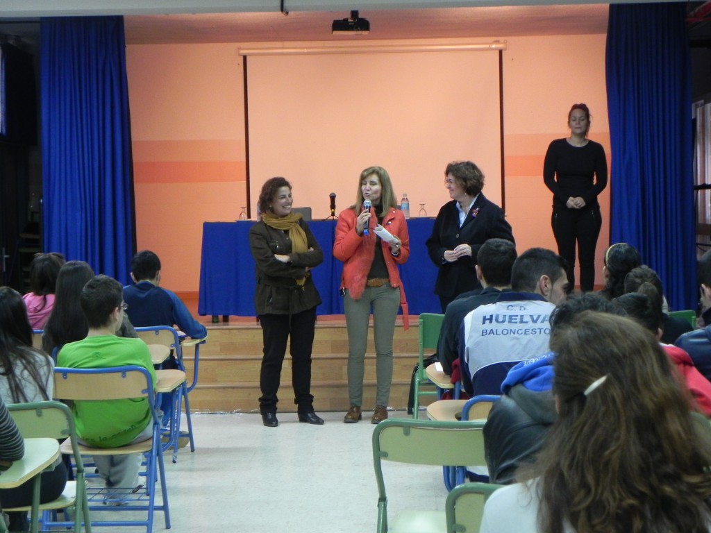 Ana Barbeito (derecha) durante el encuentro con los cooperativistas