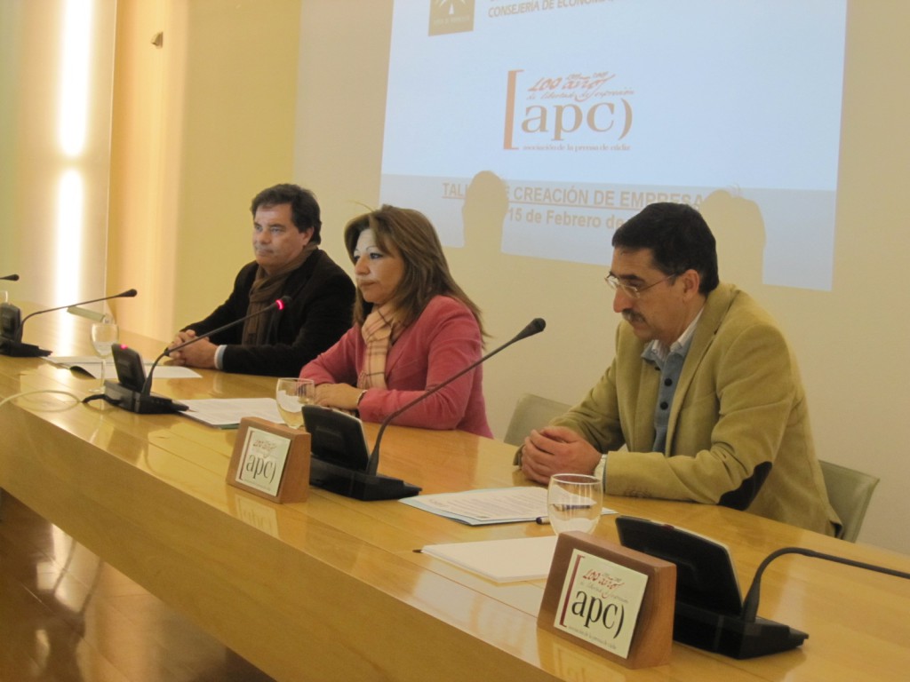 Angelines Ortiz junto a los representantes de Andalucía Emprende y la APC