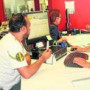 El técnico especializado en PAIT en el CADE Huelva, Francisco Pérez, asesora a dos jóvenes sobre el procedimiento de creación de sociedades.