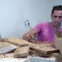 Uno de los empresarios de Doccases, en el taller en el que trabajan la madera
