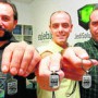 Los onubenses Rafael Pérez (izquierda), José Luis Martín y Chencho Forcén, creadores de QR-Vida, con los colgantes que portan los códigos.
