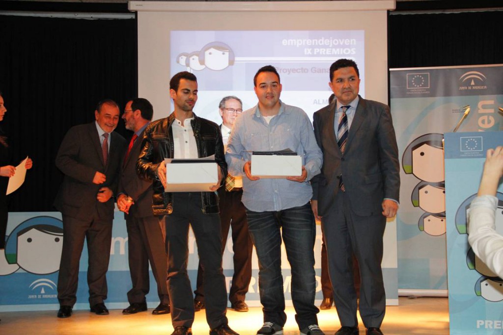Los estudiantes almerienses ganadores del premio a planes de empresa del programa Emprendejoven, junto al secretario general de Economía.