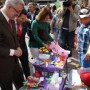 El consejero de Economía, Antonio Ávila, visita la 'Feria del Emprendimiento' celebrada en mayo, en la que los alumnos podían vender sus propios productos.
