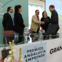 La delegada del Gobierno y el delegado territorial saludan a Juan Molina (socio fundador del estudio cinematográfico Kandor Graphics), en representación de la empresa de éxito invitada al evento