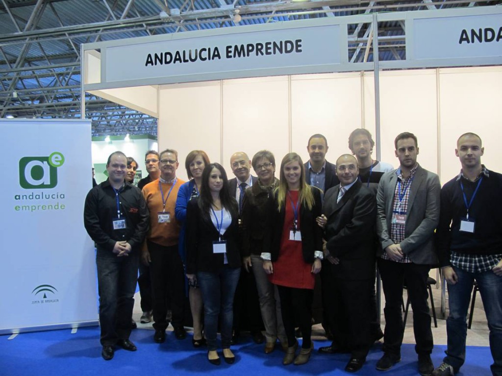 La delegada territorial de Economía, Innovación, Ciencia y Empleo junto a técnicos de Andalucía Emprende y representantes de las empresas que exponen en el stand de Andalucía Emprende.