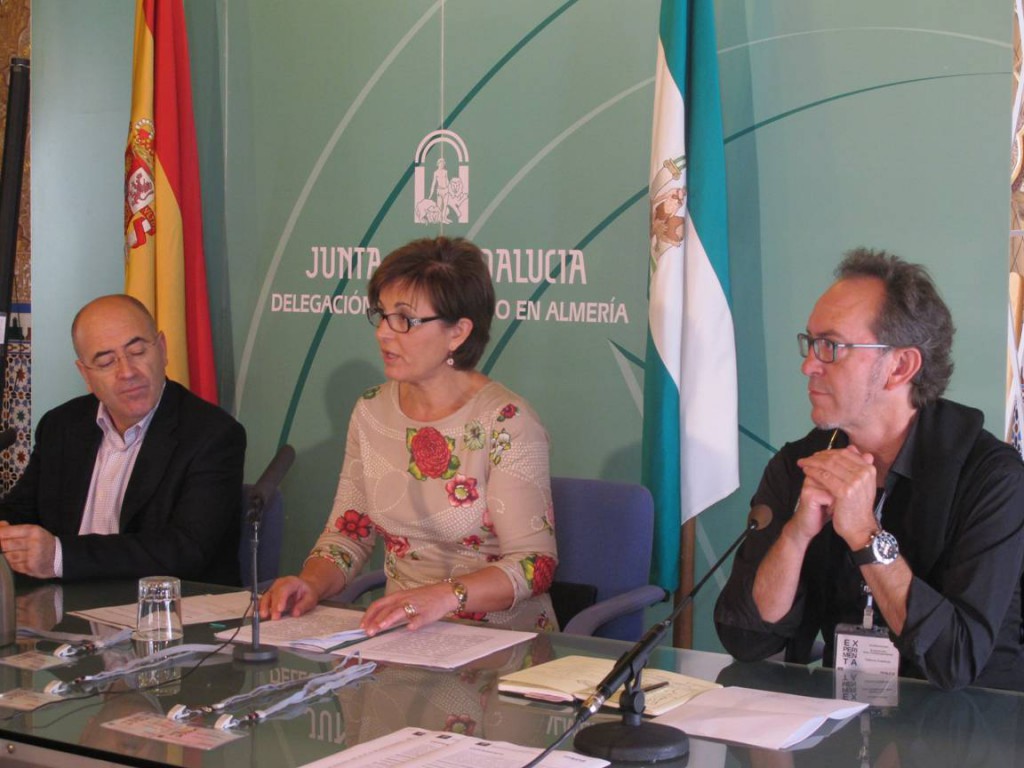 La delegada territorial de Economía, Innovación, Ciencia y Empleo junto al director provincial de Andalucía Emprende y el director de MECA Mediterráneo Centro Artístico.