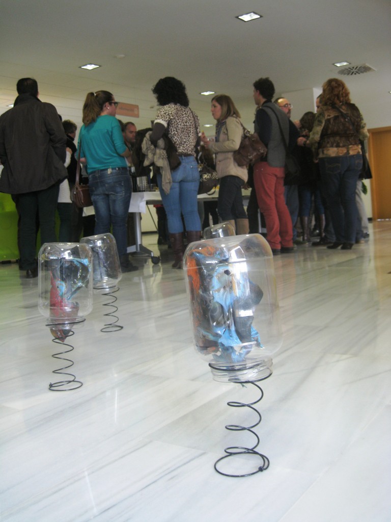 Asistentes a las conferencias al fondo, en primer plano una de las obras de la exposición de arte contemporáneo ‘Experimenta’.